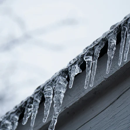 Очистка крыш от сосулек и снега.